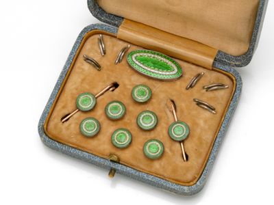 une boîte contenant tout un tas de boutons verts
