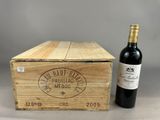 une vieille caisse en bois avec une bouteille de vin posée à côté