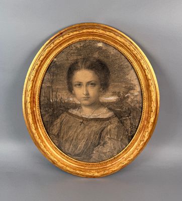 une vieille photo d'une femme en robe, dans un cadre doré