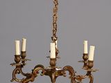 un lustre ancien en laiton à cinq bougies, muni d'une chaîne