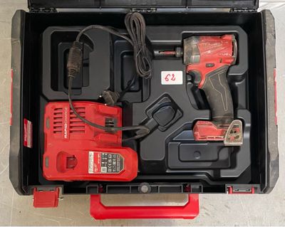 une trousse à outils dans un coffret, avec une perceuse filaire