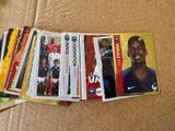 tout un tas de cartes de foot posées sur la table