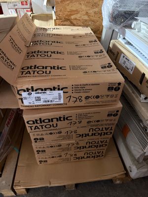 de nombreux cartons empilés sur le sol