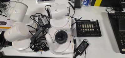 une table sur laquelle sont posés de nombreux appareils électroniques