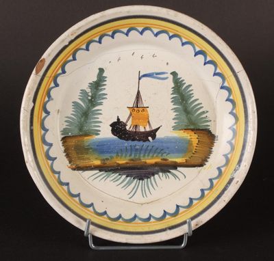NEVERS ou AUXERRE : Assiette en faïence à décor polychrome "…