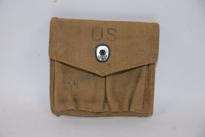une image représentant une petite pochette ornée d'un bouton