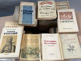 plusieurs livres sont empilés sur une table