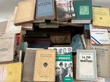 plusieurs livres empilés sur une table