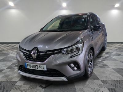 l'avant d'une voiture argentée dans une pièce au sol à carreaux