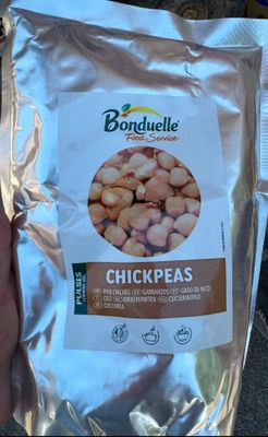 un sac de pois chiches dans la main d'une personne