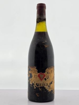 une bouteille de vin posée sur une table