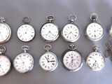 de nombreux types de montres de poche présentés sur une table