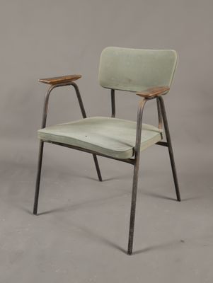 une image représentant une chaise verte avec une assise en bois sur fond gris