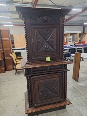 une grande armoire en bois qui se trouve au milieu d'une pièce