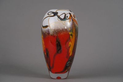 Pascal GUYOT (né en 1959). Vase en verre soufflé polychrome,…