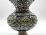 un vase posé sur une surface blanche