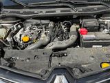 le moteur d'une voiture, le capot ouvert et le capot fermé