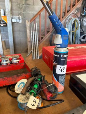 la photo d'une table sur laquelle sont posés de nombreux outils