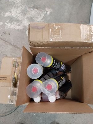 une boîte en carton remplie de bouteilles d'eau et d'un ordinateur portable