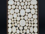 une sculpture en céramique blanche représentant un groupe de personnes entourées de cercles