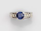 une bague en saphir et diamant