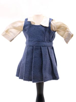 une robe bleue sur un mannequin, avec un col blanc