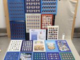 une table sur laquelle sont posées plusieurs cartes