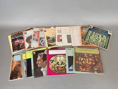 beaucoup de livres de musique et de CD sur la table