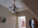 un lustre suspendu au plafond d'une pièce