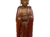 statue en bois représentant une personne portant un chapeau sur la tête