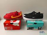 trois paires de chaussures sont posées sur des cartons, sur une table