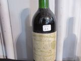 une bouteille de vin posée sur une table