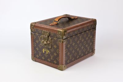 malle Louis Vuitton ornée de monogrammes et dotée de poignées en cuir