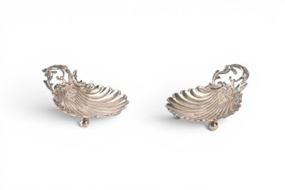 paire de boucles d'oreilles en forme de coquillage plaquées argent sur fond blanc