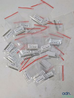 une pile de sacs en plastique portant des étiquettes
