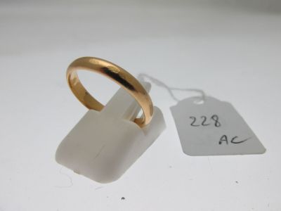 une bague en or à laquelle est attachée une étiquette de prix
