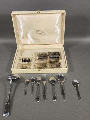 a box of silverware with spoons and spoons in it