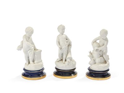 trois figurines représentant un garçon et une fille sur un socle