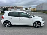 La Volkswagen Golf GT blanche est garée sur un parking