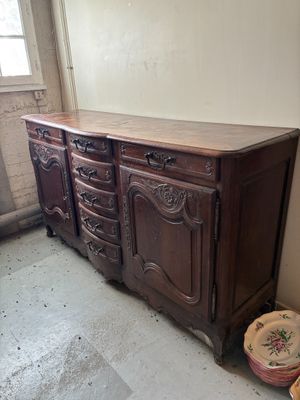 Buffet en chêne mouluré et sculpté à décor de rinceaux feuil…