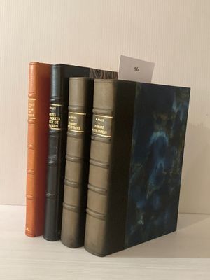 trois livres qui se trouvent côte à côte sur une étagère