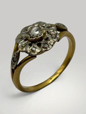 un gros plan d'une bague en or sertie d'un diamant au centre