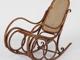 un fauteuil à bascule à l'ancienne avec une assise en osier, sur fond blanc