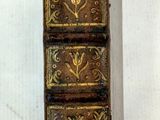 une petite pile de livres posée sur une table