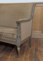 Banquette en bois sculpté laqué gris, le dossier renversé, l… (photo 2)