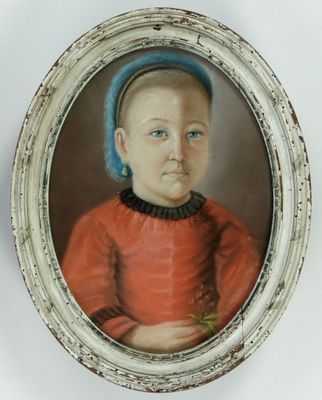 portrait d'une jeune fille en robe rouge avec un bandeau bleu