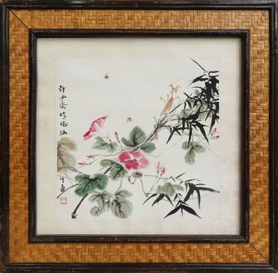 une peinture orientale représentant des fleurs et des oiseaux sur une natte en bambou