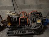 un tas d'outils posé sur une palette dans un garage