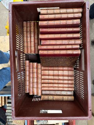 Manette de livres modernes comprenant essentiellement des œu…