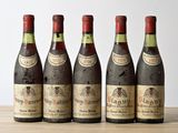 quatre bouteilles de vin sont alignées sur une table
